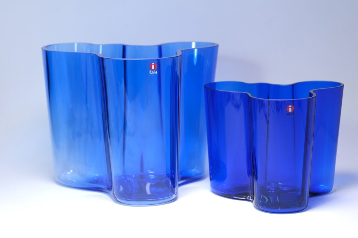 左の大きなお方です。