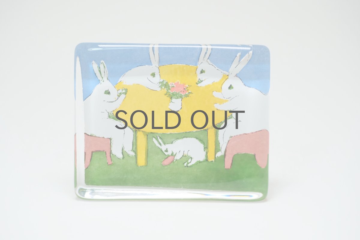 画像1: iittala/イッタラ /Helja Liukko Sundstrom/ヘルヤ・リウッコ・スンドストロム/glass cards/グラスカード/Negotiation bunny /ウサギたちの相談/Sサイズ (1)