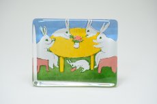 画像1: iittala/イッタラ /Helja Liukko Sundstrom/ヘルヤ・リウッコ・スンドストロム/glass cards/グラスカード/Negotiation bunny /ウサギたちの相談/Sサイズ (1)