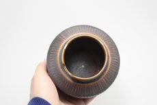 縁の白く見えるのは茶色の釉薬がかかっていません