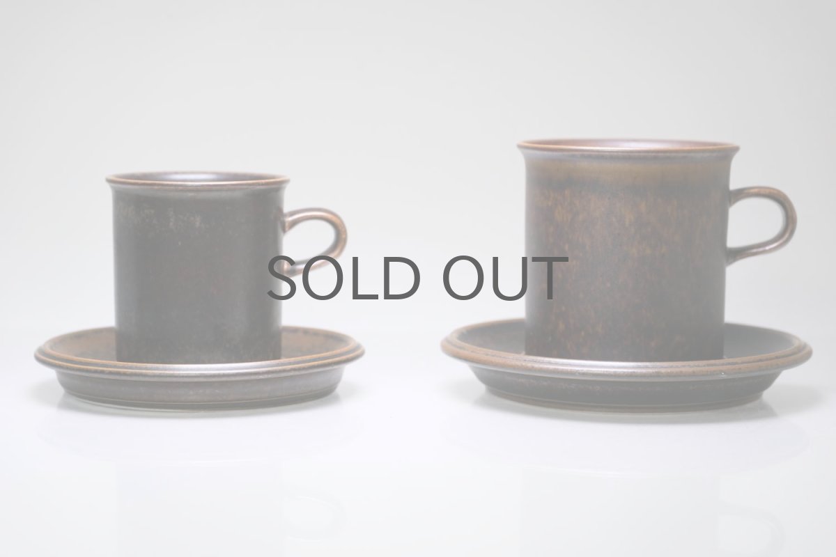 右はモーニングカップ 左はコーヒーカップ