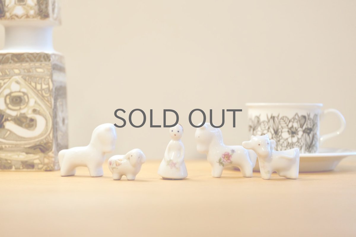 左から2番目のヒツジ