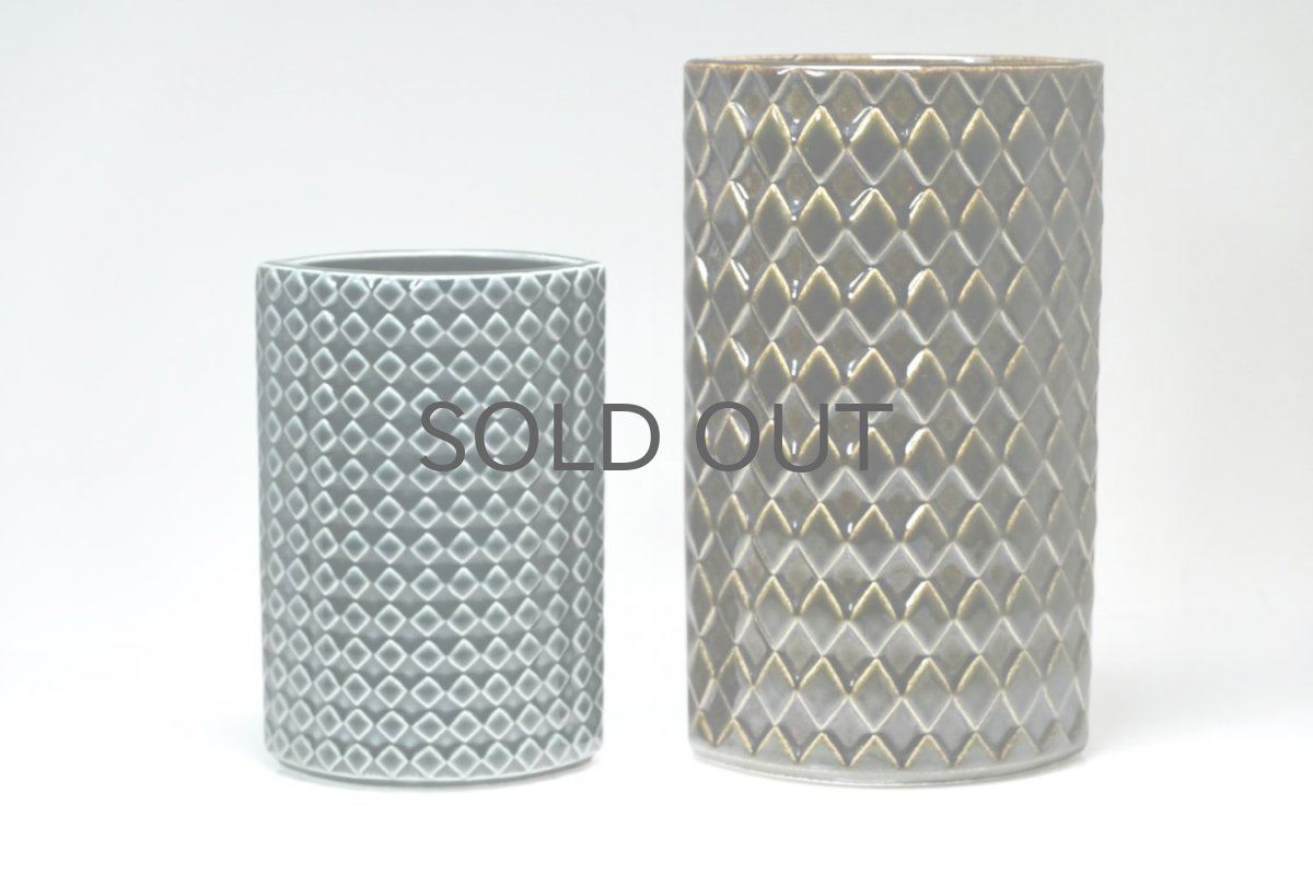 左のブルーグレイのベース