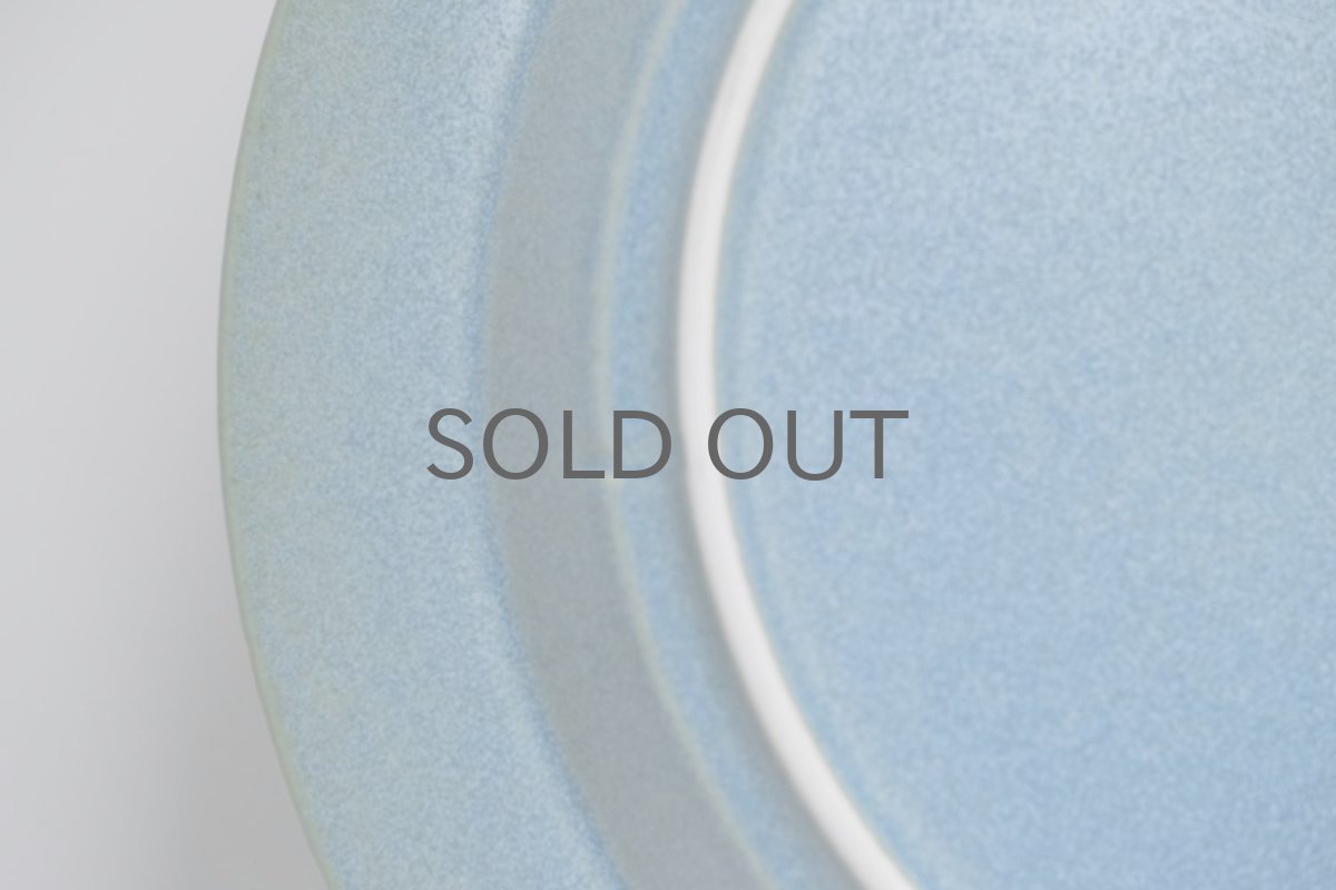 裏面に成型時の凹みがあります