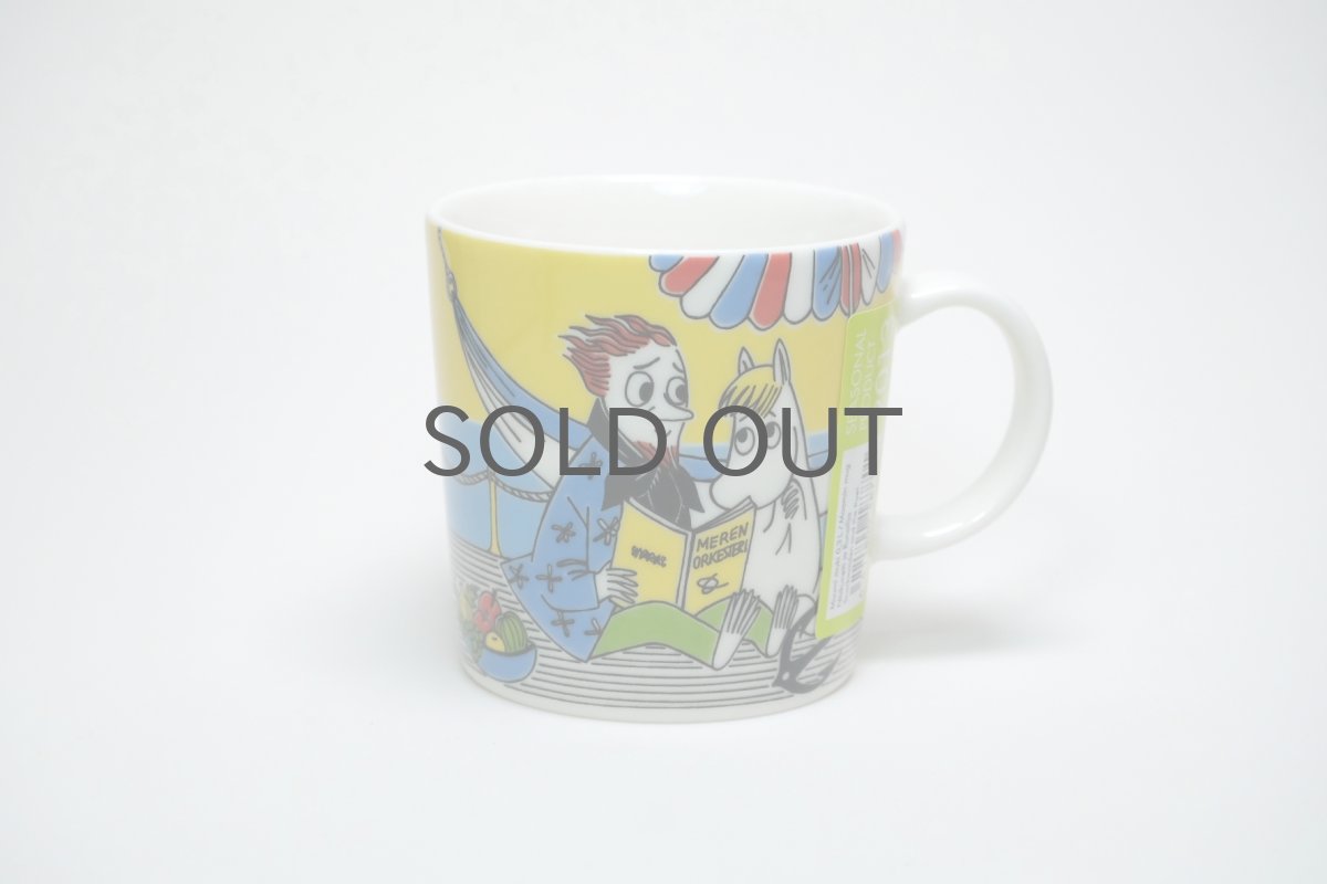 画像1: No.10 ARABIA/ムーミンマグ/2013年/夏マグ/フローレンスと詩人/廃盤/箱あり/未使用品 (1)