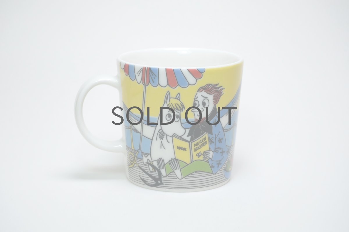 画像2: No.10 ARABIA/ムーミンマグ/2013年/夏マグ/フローレンスと詩人/廃盤/箱あり/未使用品 (2)