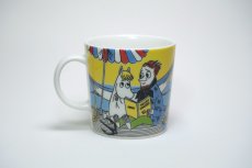 画像2: No.10 ARABIA/ムーミンマグ/2013年/夏マグ/フローレンスと詩人/廃盤/箱あり/未使用品 (2)