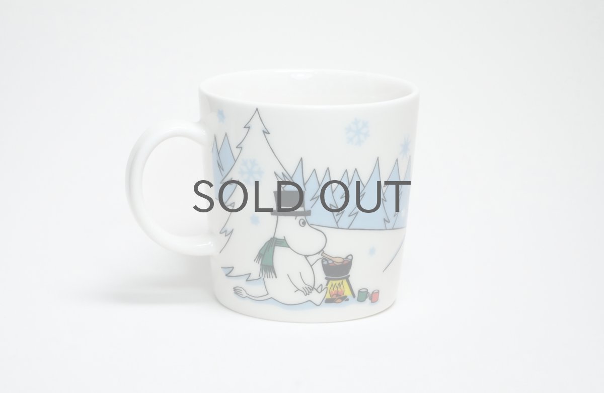 画像2: No.11 ARABIA/ムーミンマグ/2013年/冬マグ/アンダーザツリー/廃盤/箱無し/未使用品 (2)