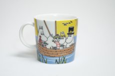 画像2: No.12 ARABIA/ムーミンマグ/2014年/夏マグ/ニブリングとトゥティッキーの航海/廃盤/箱あり/未使用品 (2)