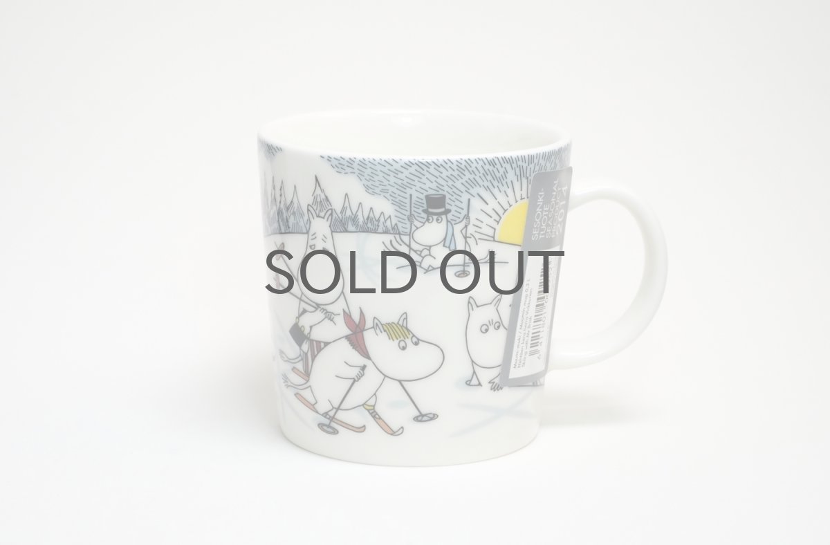 画像1: No.13 ARABIA/ムーミンマグ/2014年/冬マグ/スキーイングウィズミスターブリック/廃盤/スペシャルボックスあり/未使用品 (1)