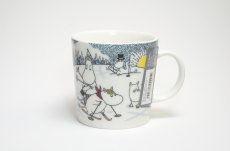 画像1: No.13 ARABIA/ムーミンマグ/2014年/冬マグ/スキーイングウィズミスターブリック/廃盤/スペシャルボックスあり/未使用品 (1)