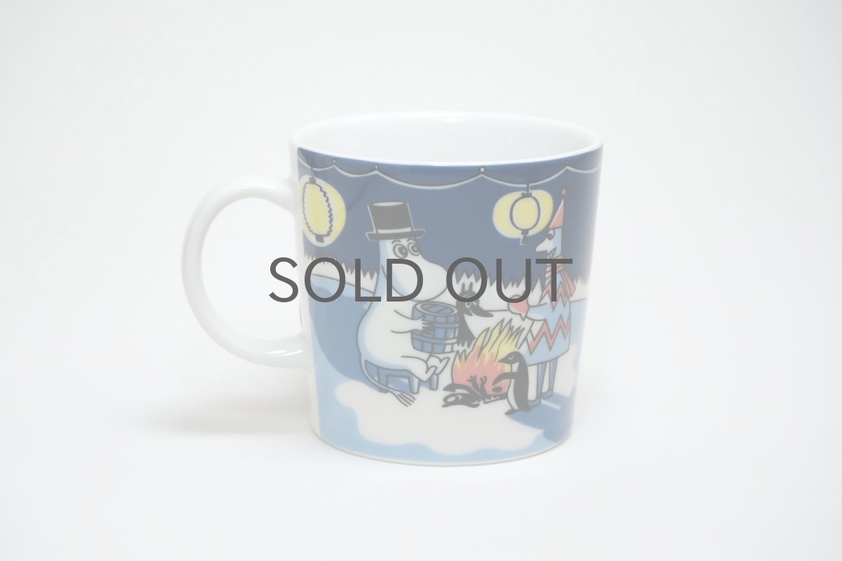 画像2: No.3 ARABIA/ムーミンマグ/2008年/冬限定/ボンファイヤー/Winter Bonfire/廃盤/箱無し/未使用品 (2)