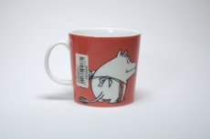 画像2: No.45 ARABIA/ムーミンマグ/1999~2013年/ムーミンママとベリー/廃盤/箱あり/未使用品 (2)