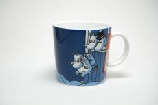 画像1: No.5 ARABIA/ムーミンマグ/2009年/冬限定/クリスマスサプライズ/Christmas Surprise/廃盤/箱無し/未使用 (1)