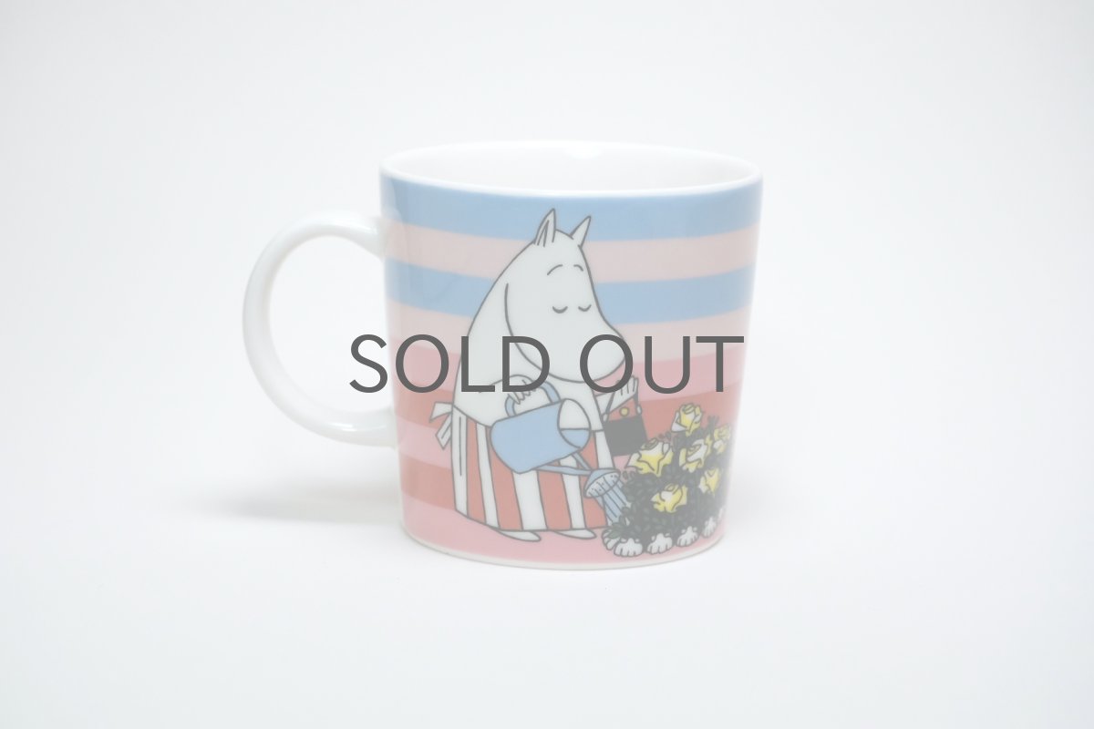 画像2: No.6 ARABIA/ムーミンマグ/2010年/夏マグ/ローズガーデン/Rose Garden/ムーミンママ/廃盤/箱無し/未使用品 (2)