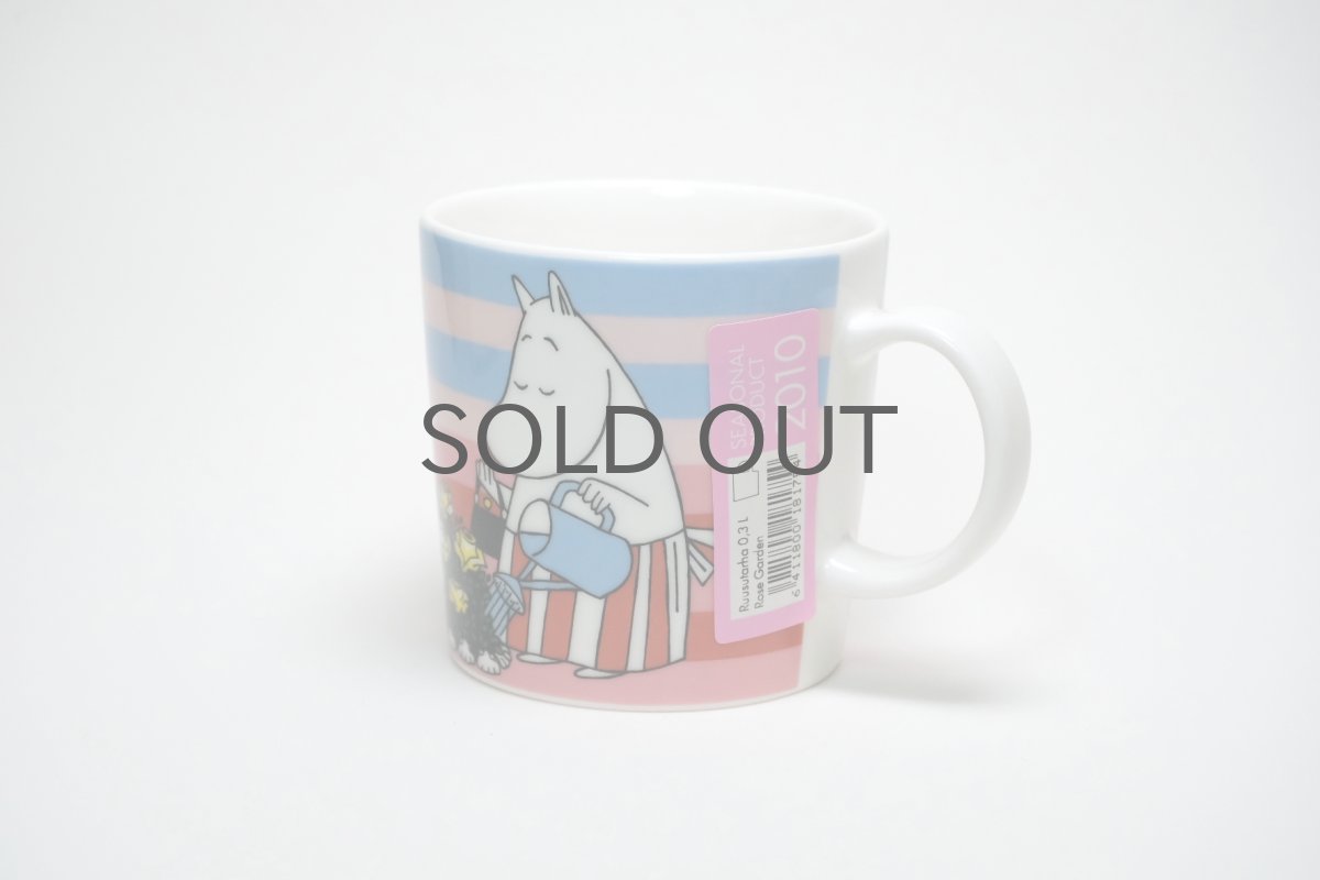 画像3: No.6 ARABIA/ムーミンマグ/2010年/夏マグ/ローズガーデン/Rose Garden/ムーミンママ/廃盤/箱無し/未使用品 (3)