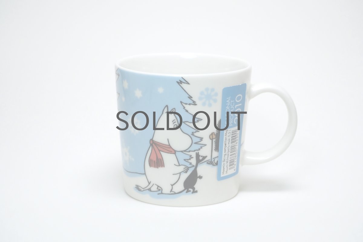 画像1: No.7 ARABIA/ムーミンマグ/2010年/冬マグ/スキーコンペティション/Ski Competition/廃盤/箱無し/未使用品 (1)