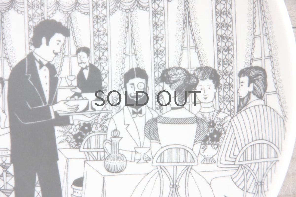 画像2: ARABIA アラビア  ヘルシンキホテルズ ウォールプレート1986年ウェイター ライヤ・ウオシッキネン (2)