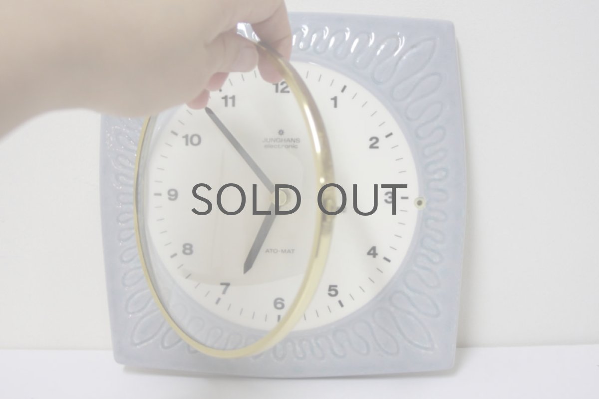 画像2: ヴィンテージ陶製　壁掛け時計　Junghsns製 ドイツ ライトブルー　新品クロックムーブメント使用 (2)