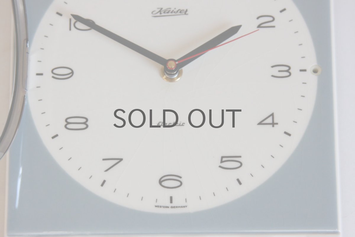 画像3: ヴィンテージ陶製　壁掛け時計　Kaiserカイザー製　ドイツ ペールブルー　新品クロックムーブメント使用 (3)