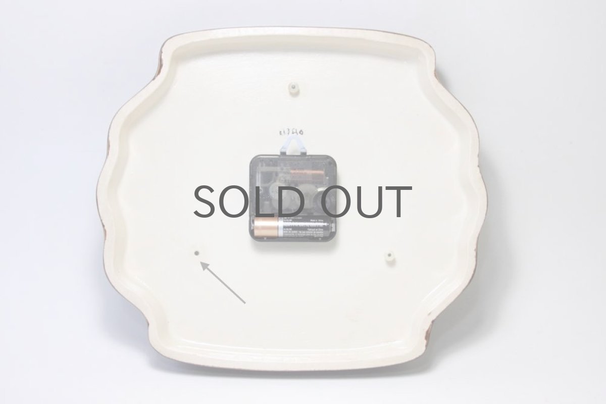 文字盤の蓋の芯棒が1本折れています