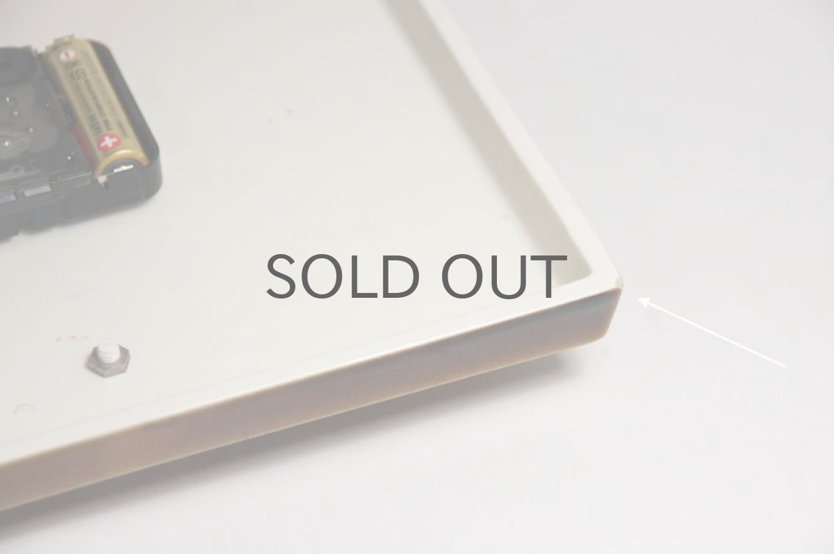 裏面の角に小さなチップがあります。