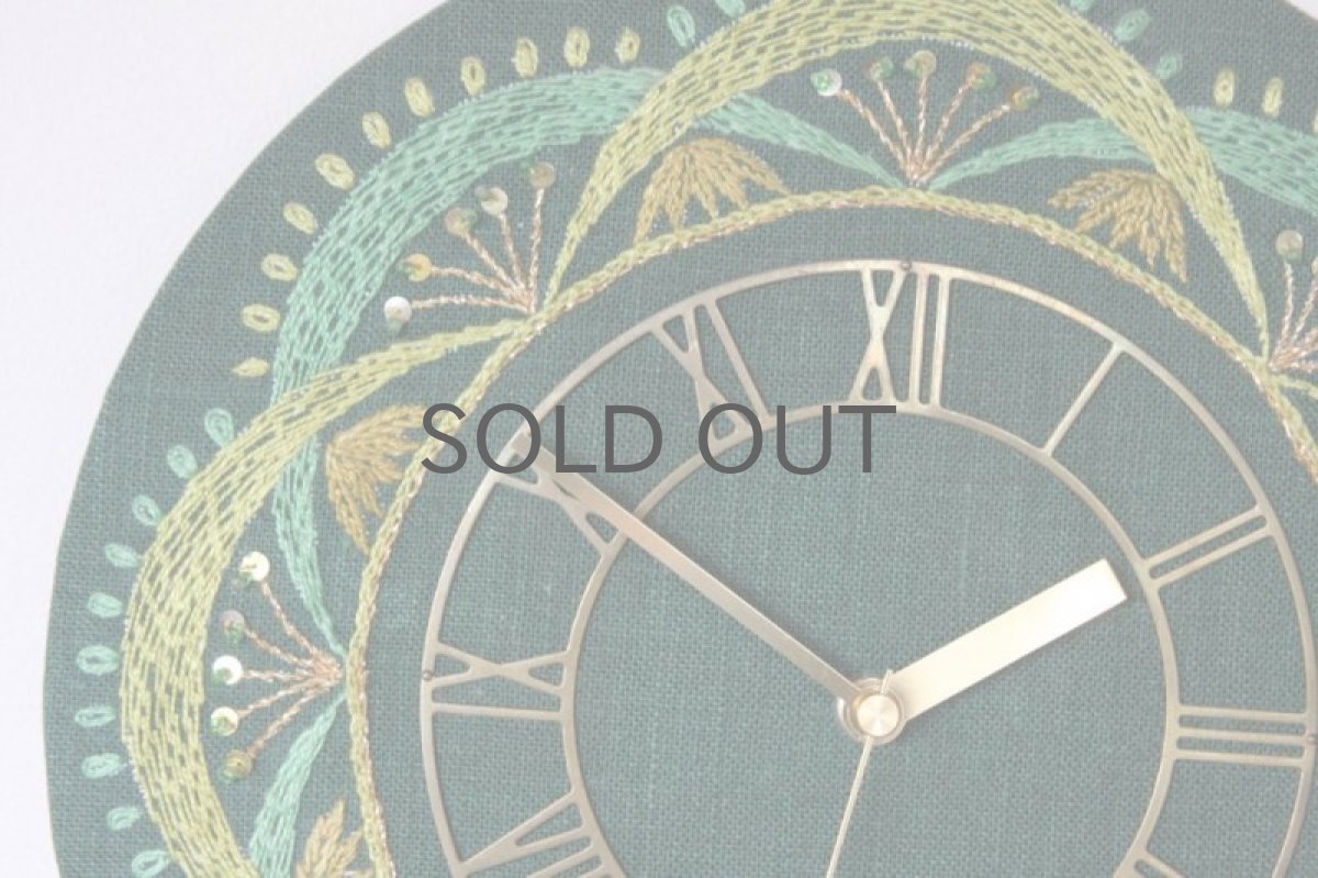 画像3: ヴィンテージ陶製/壁掛け時計/ハンドメイド刺繍文字盤/スウェーデン製 /新品クロックムーブメント使用 (3)