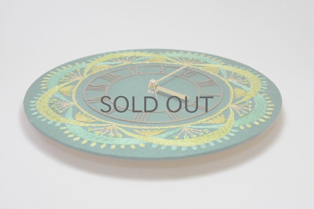 画像4: ヴィンテージ陶製/壁掛け時計/ハンドメイド刺繍文字盤/スウェーデン製 /新品クロックムーブメント使用 (4)