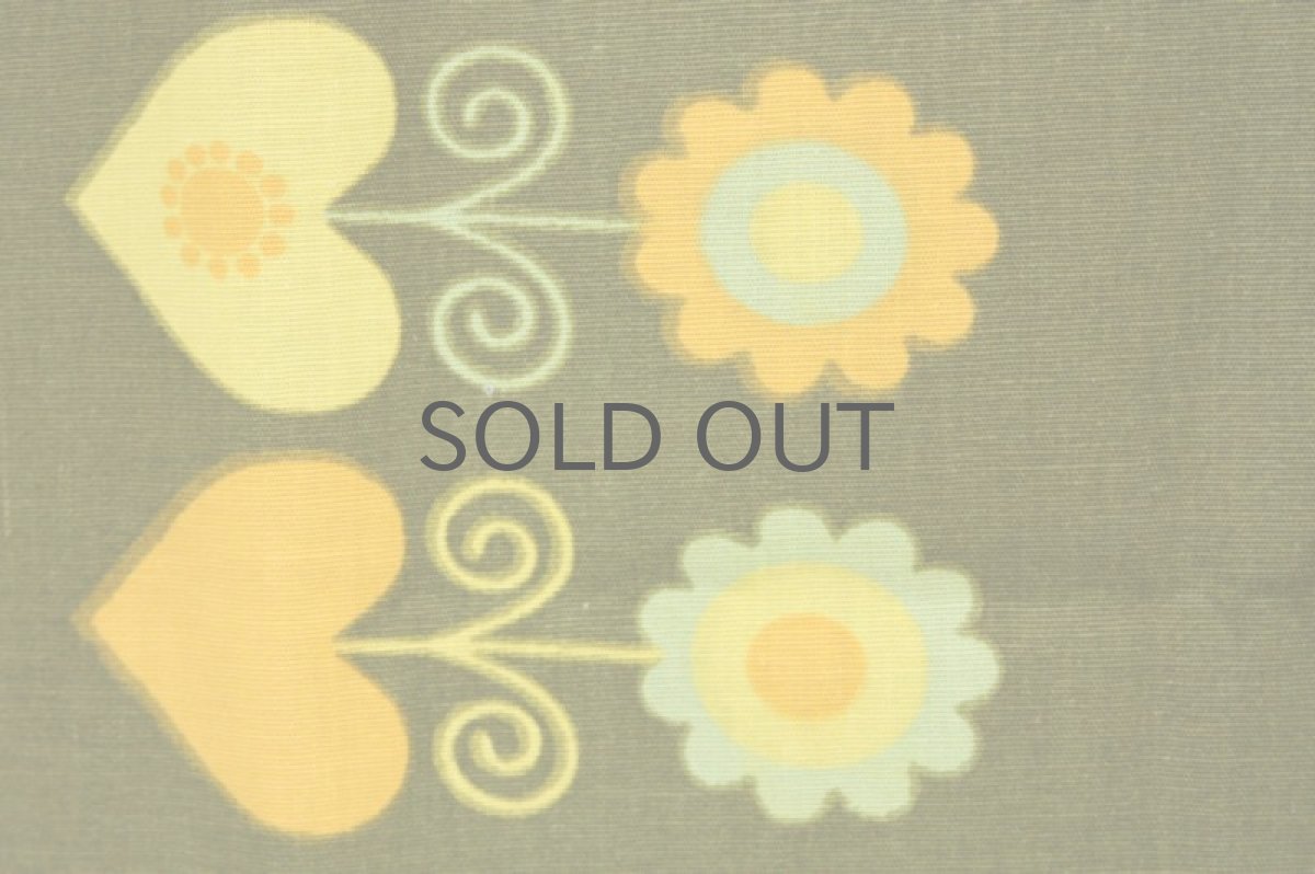 画像3: 北欧ヴィンテージファブリック　オリーブグリーン×イエロー　ハート柄 (3)