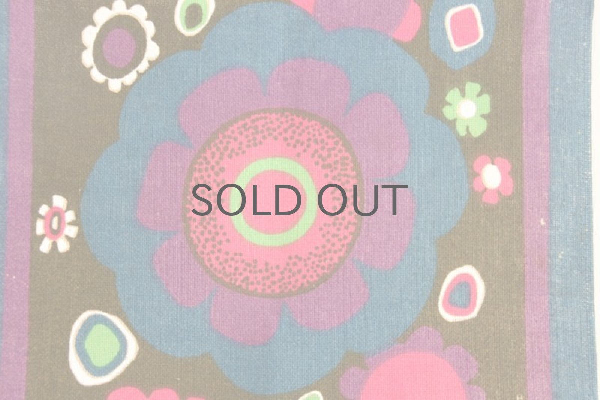 画像2: 北欧ヴィンテージファブリック 大きな花柄 テーブルセンター (2)