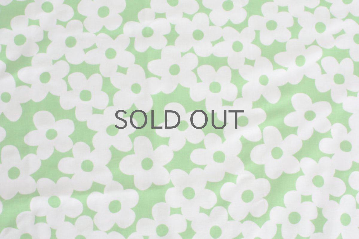 画像2: 北欧ヴィンテージファブリック ライトグリーン×白花 (2)