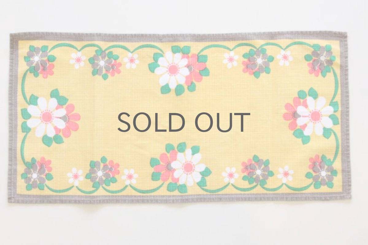 画像2: 北欧ヴィンテージファブリック  小さなクロス イエローフラワーL (2)