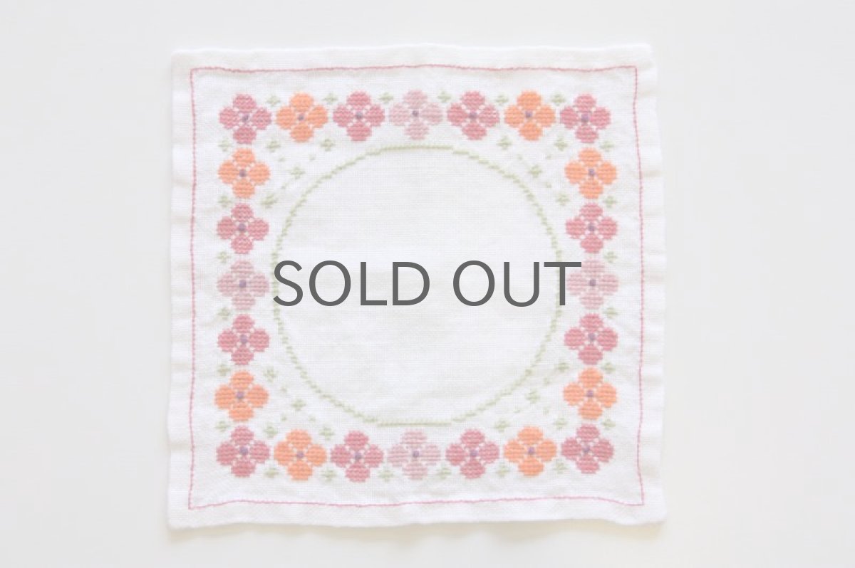 画像2: 北欧ヴィンテージファブリック  小さなクロス クロスステッチ リネン レッドフラワー (2)