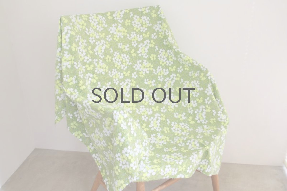 画像2: 北欧ヴィンテージファブリック ライムグリーン小花  (2)