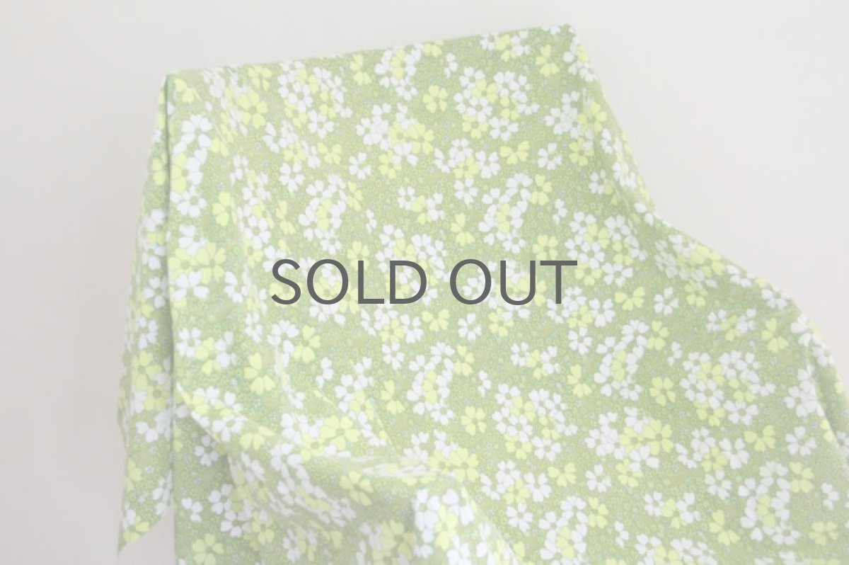 画像4: 北欧ヴィンテージファブリック ライムグリーン小花  (4)