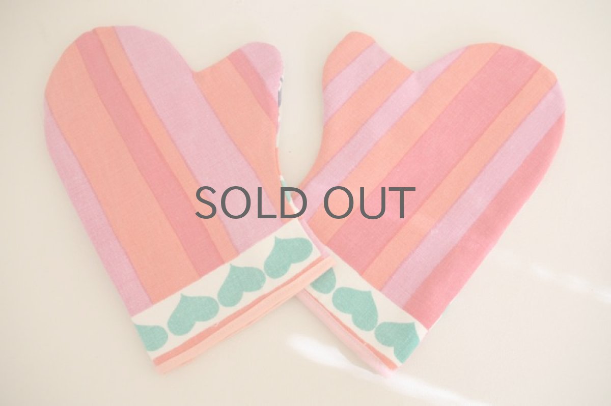 画像2: 北欧ヴィンテージファブリック  スウェーデン 鍋つかみ ミトン お母さん柄  (2)