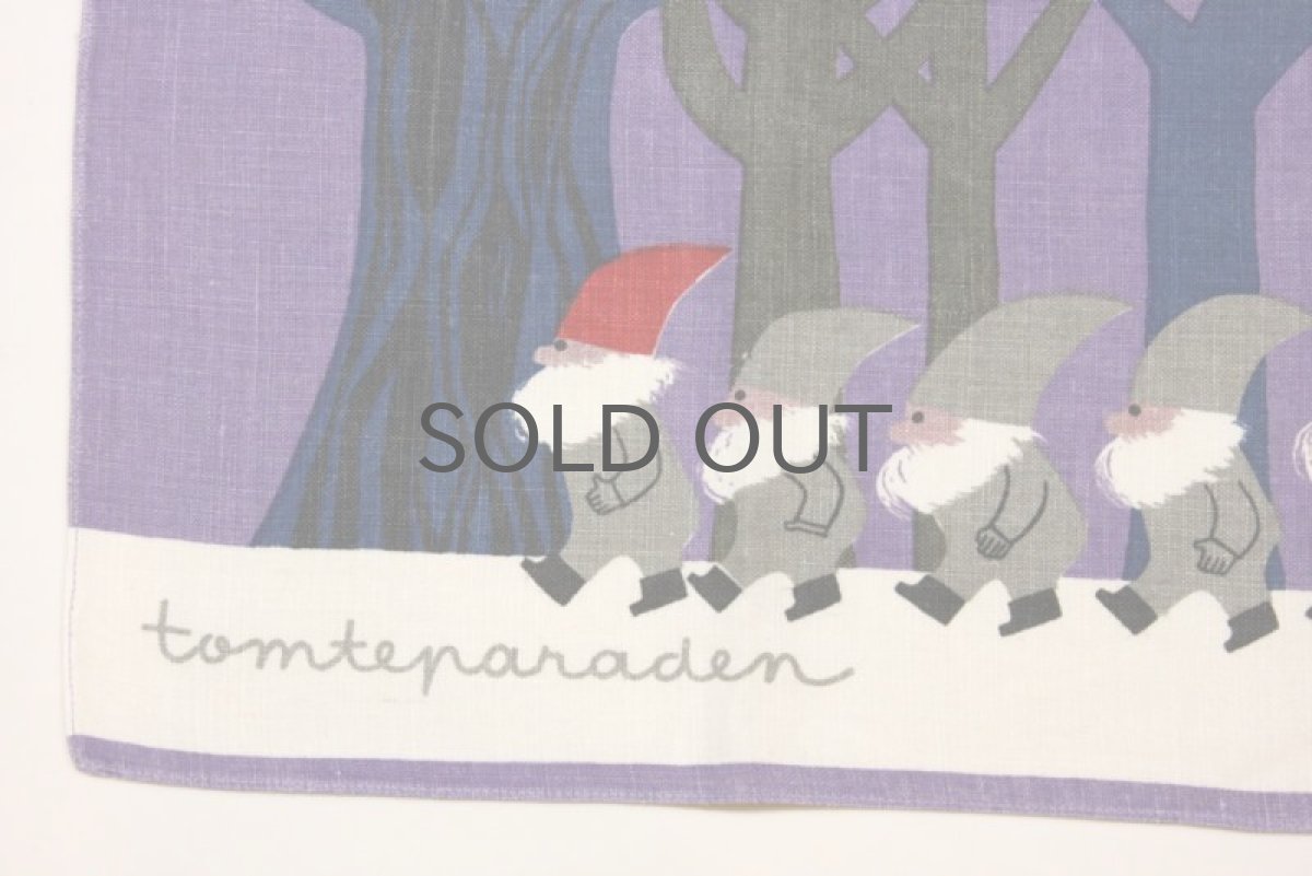 画像2: クリスマス北欧ヴィンテージファブリック Jerry Roupeトムテの行進 パープル (2)