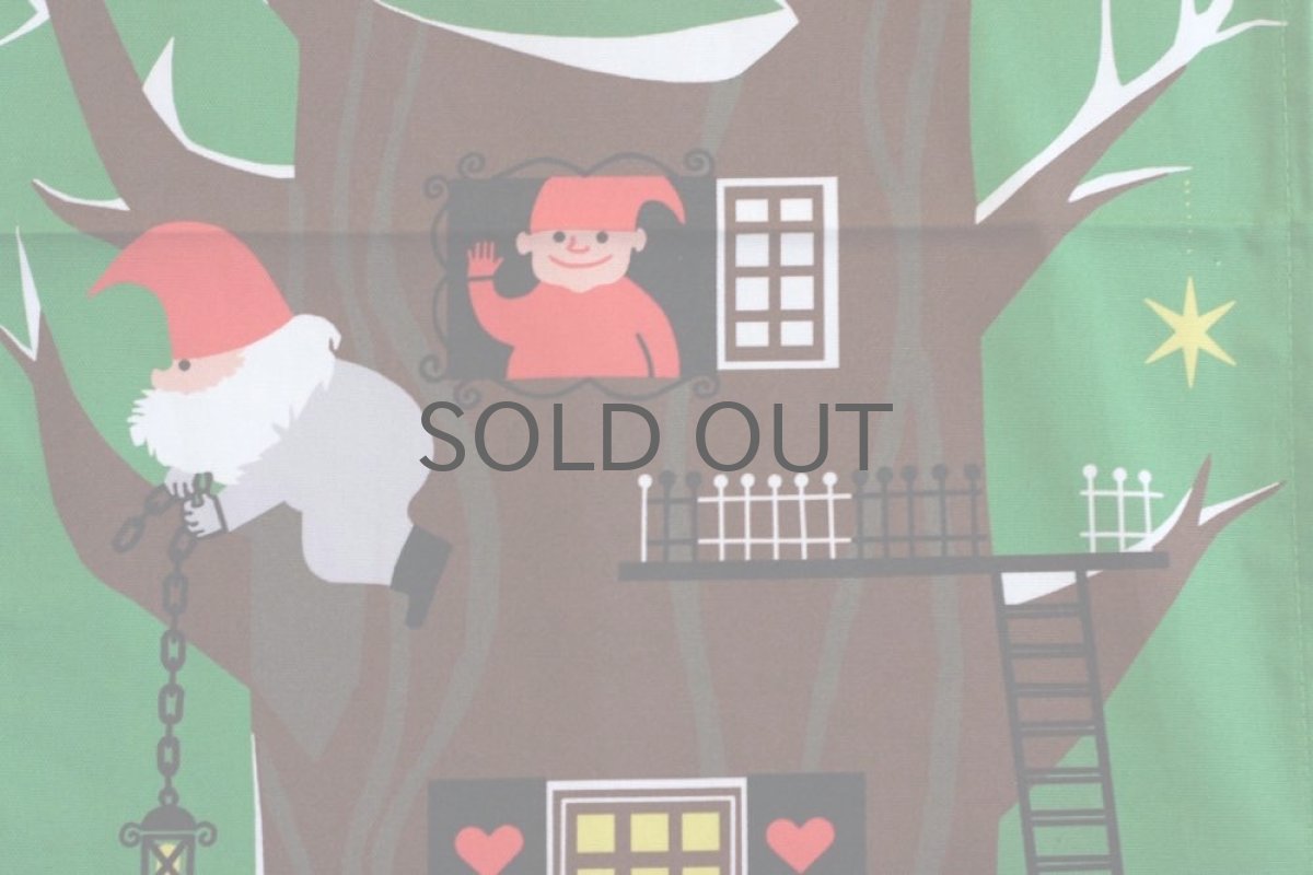 画像2: 北欧クリスマスタペストリー／ジェリー ロウプ／森のツリーハウス/新品 (2)