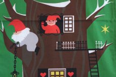 画像2: 北欧クリスマスタペストリー／ジェリー ロウプ／森のツリーハウス/新品 (2)