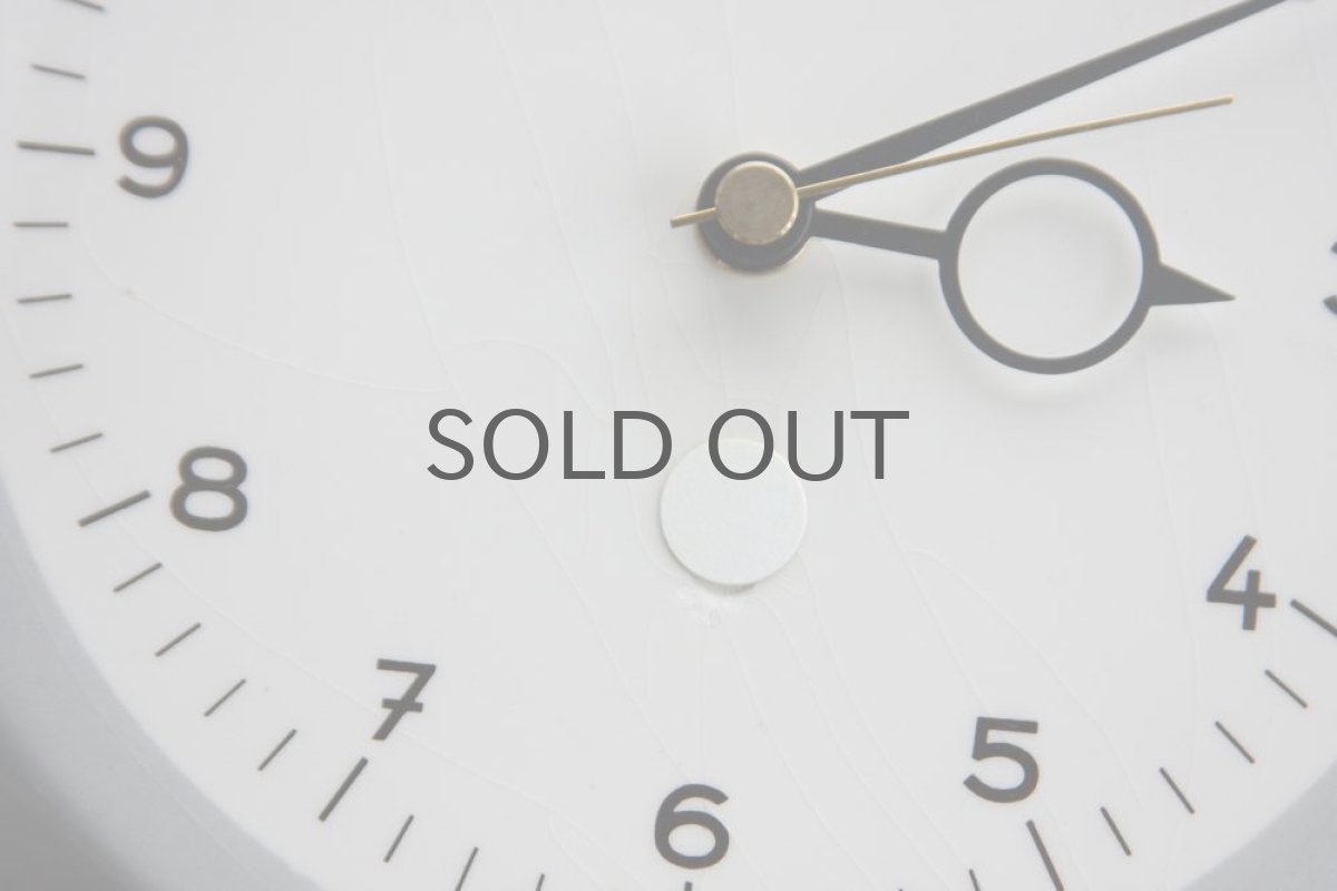 文字盤に貫入が入っています。ネジ巻き穴に欠けがあります。