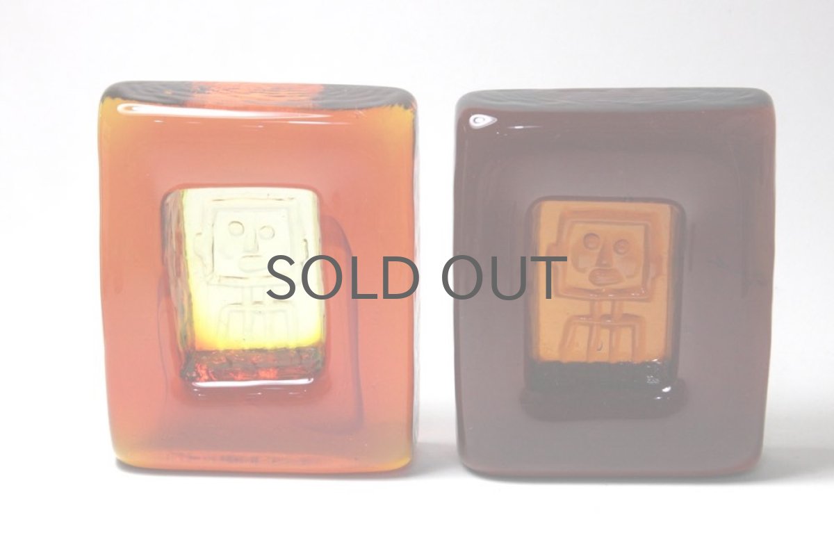 右のガラスです