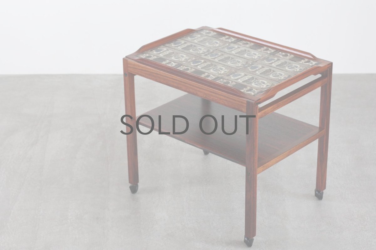 画像2: 北欧ビンテージ家具/デンマーク/ロイヤルコペンハーゲンタイルトップ/ワゴン/ローズウッド (2)