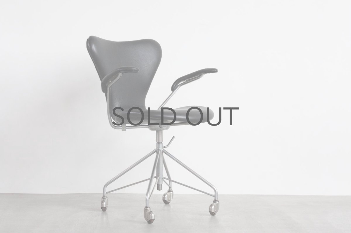 画像1: 北欧ビンテージ家具/Fritz Hansen/フリッツ・ハンセン/セブンチェア/アルネ・ヤコブセン/アーム付き/キャスター付き/革張り/ブラック　 (1)