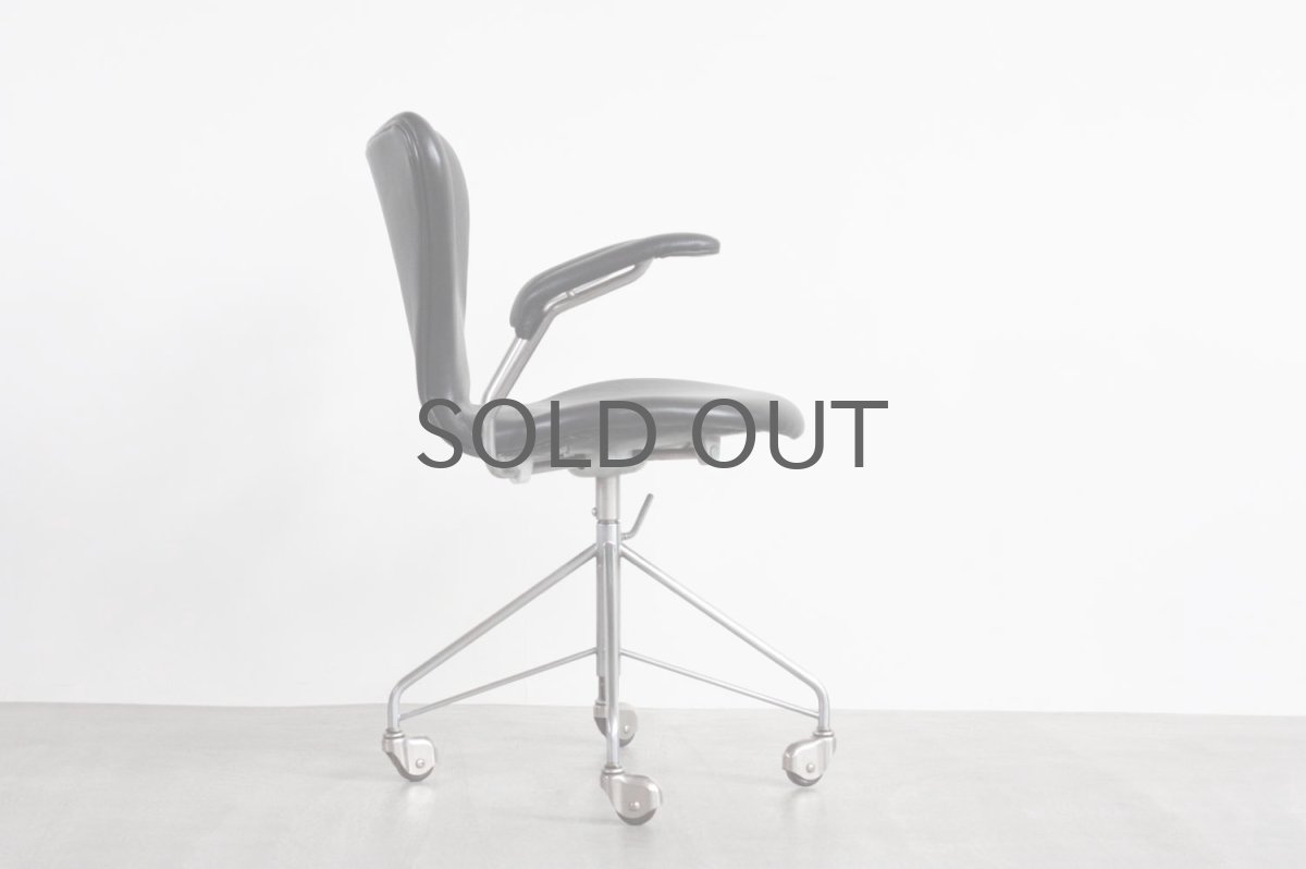 画像3: 北欧ビンテージ家具/Fritz Hansen/フリッツ・ハンセン/セブンチェア/アルネ・ヤコブセン/アーム付き/キャスター付き/革張り/ブラック　 (3)