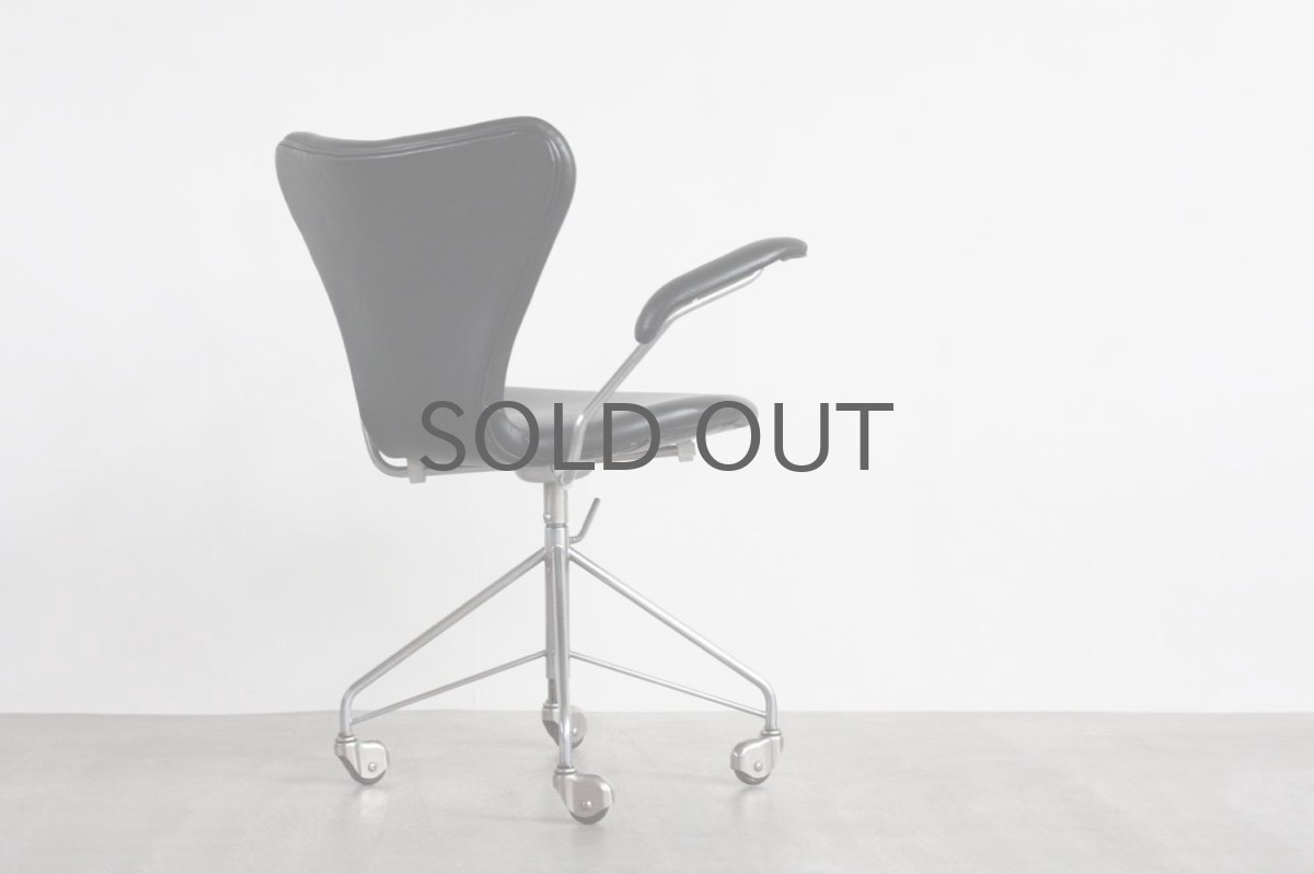 画像4: 北欧ビンテージ家具/Fritz Hansen/フリッツ・ハンセン/セブンチェア/アルネ・ヤコブセン/アーム付き/キャスター付き/革張り/ブラック　 (4)