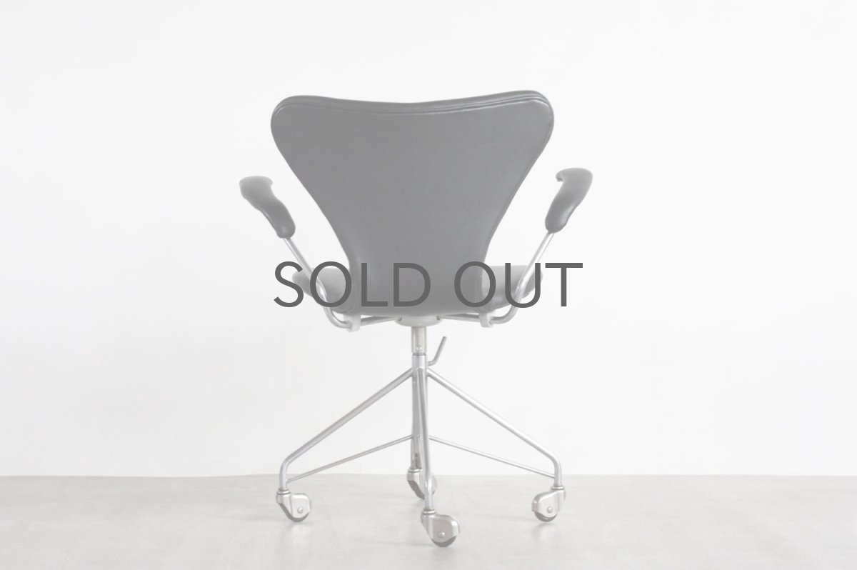 画像2: 北欧ビンテージ家具/Fritz Hansen/フリッツ・ハンセン/セブンチェア/アルネ・ヤコブセン/アーム付き/キャスター付き/革張り/ブラック　 (2)