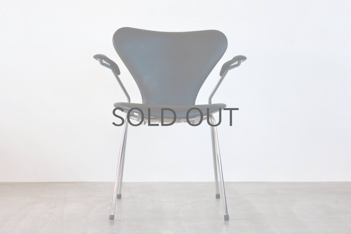 画像2: 北欧ビンテージ家具/Fritz Hansen/フリッツ・ハンセン/セブンチェア/アルネ・ヤコブセン/アーム付き/革張り/ブラック  (2)