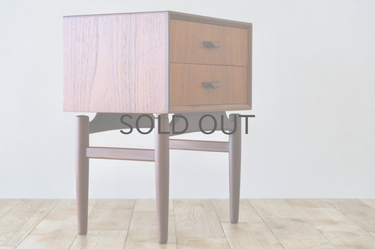 画像4: 北欧ビンテージ家具/デンマーク製/ベッドサイドチェスト/チーク×アフロモシア/2段  (4)
