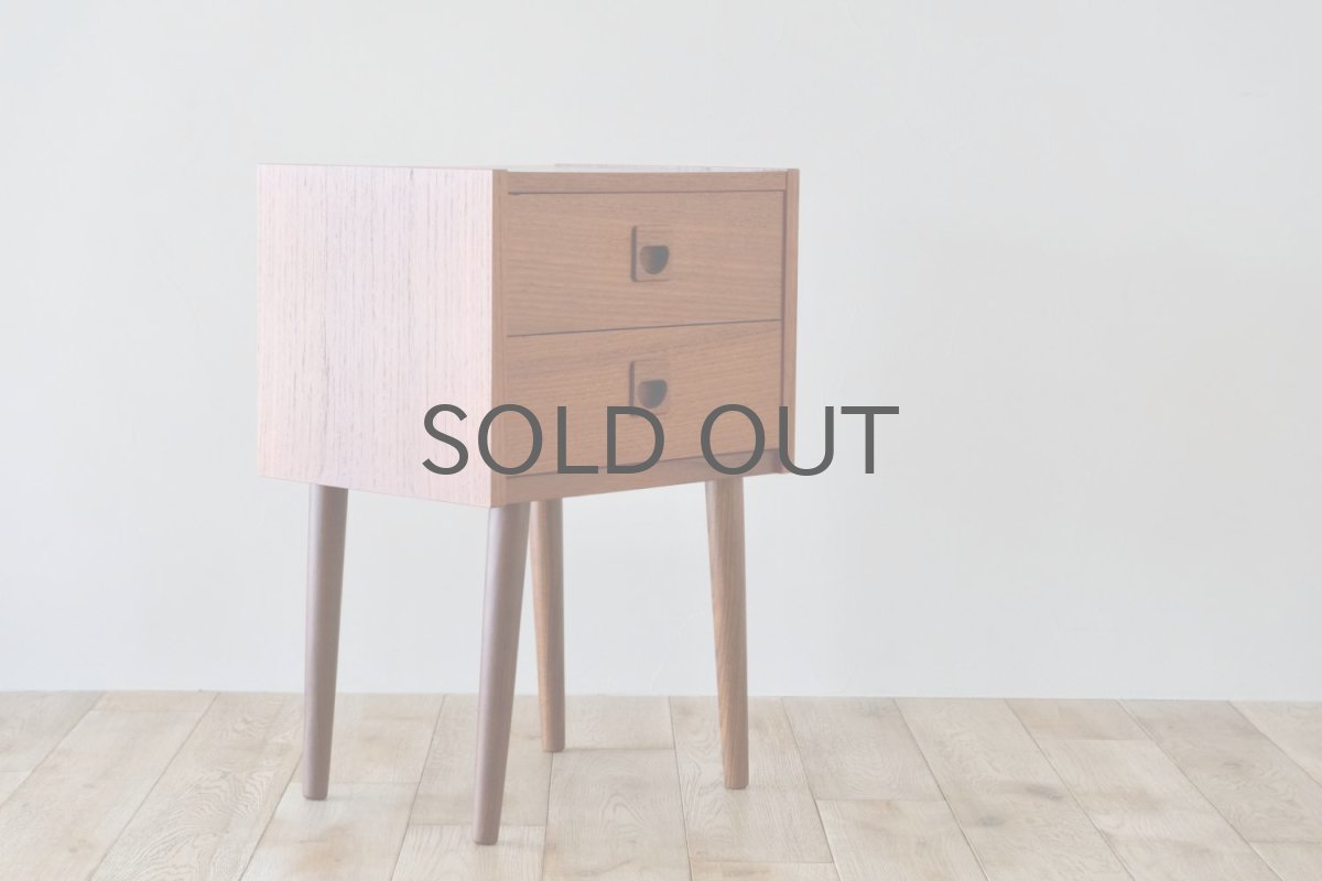 画像3: 北欧ビンテージ家具/デンマーク製/ベッドサイドチェスト/チーク/2段  (3)