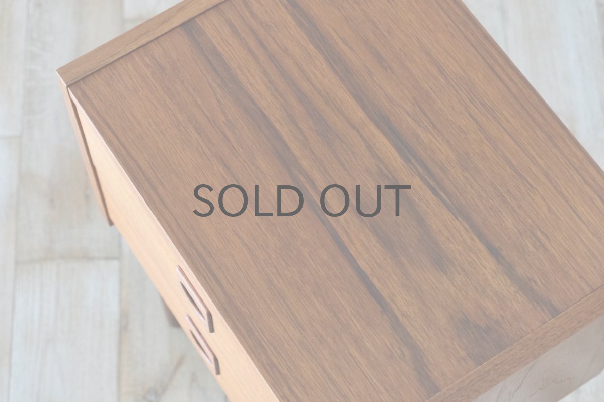 画像7: 北欧ビンテージ家具/デンマーク製/ベッドサイドチェスト/チーク/2段  (7)